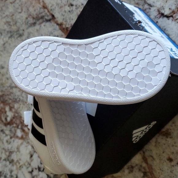 New Adidas toddler tennis shoes - Picture 4 of 4